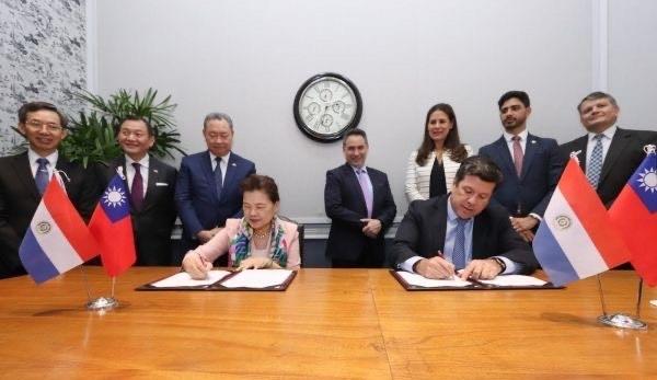 王部長與工商部長西梅內斯簽署第22屆臺巴經濟合作會議紀錄，工商部提供。