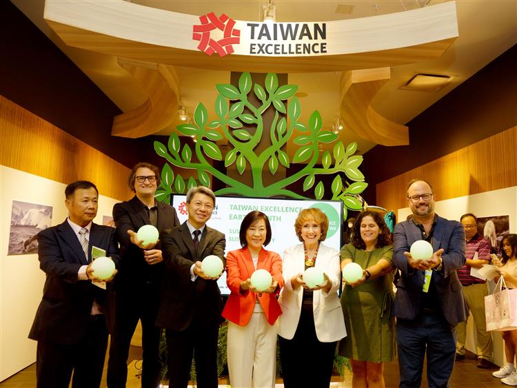 美國台灣精品永續月西雅圖快閃店開幕貴賓合影。