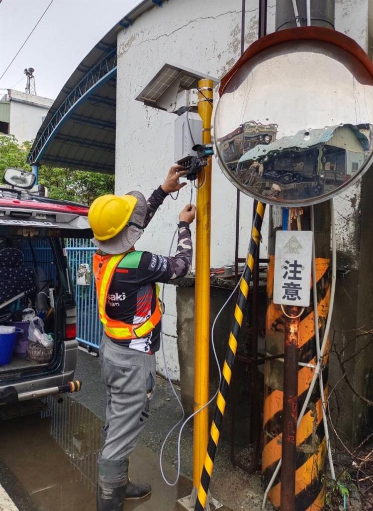 水利署因應蘇拉颱風超前布署支援抽水機-佳冬鄉焰溫村淹水感知器檢查