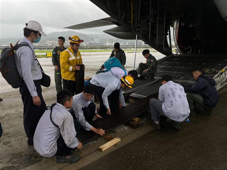 圖說：今(3)日台電已由國軍協助搭乘軍用運輸機並分兩架次起飛前往金門，第一架於8時30分起飛，第二架於9時起飛。