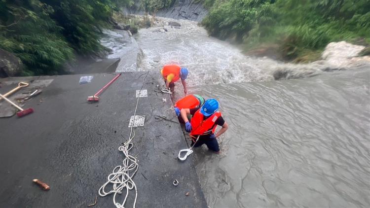 海葵颱風造成2萬餘戶停水 經台水緊急搶修逾98%復水-台水人員清除淨水場取水口雜物1