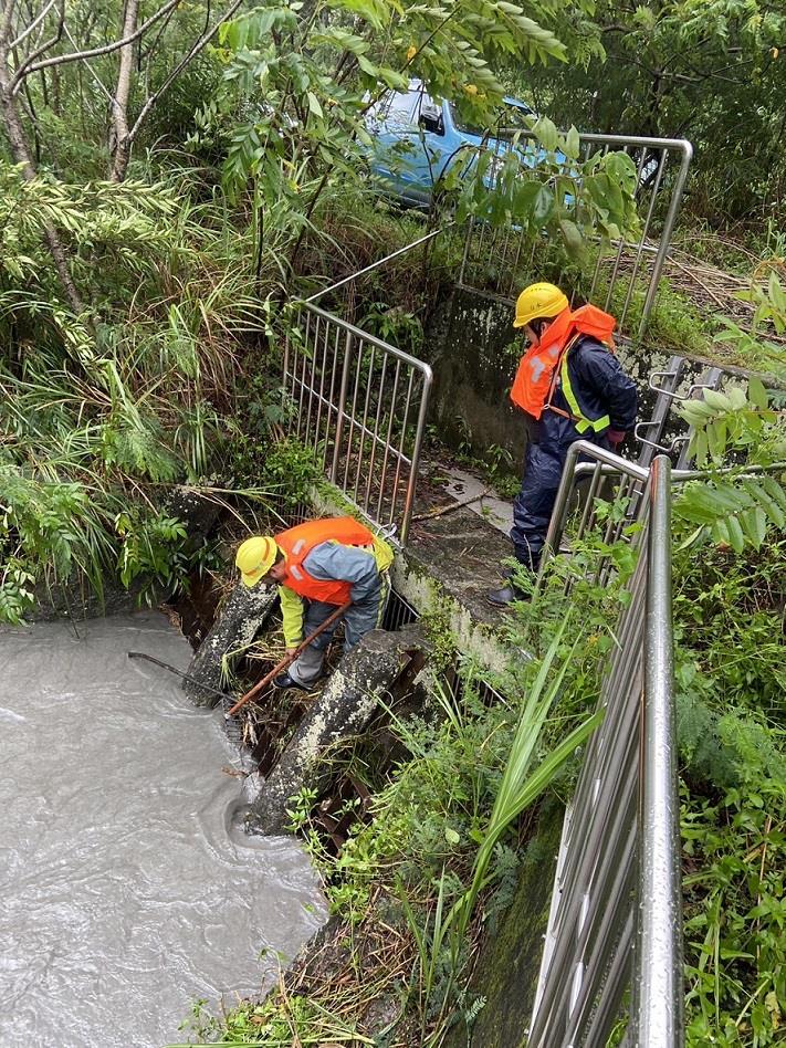 海葵颱風造成2萬餘戶停水 經台水緊急搶修逾98%復水-台水清除淨水場取水口雜物3