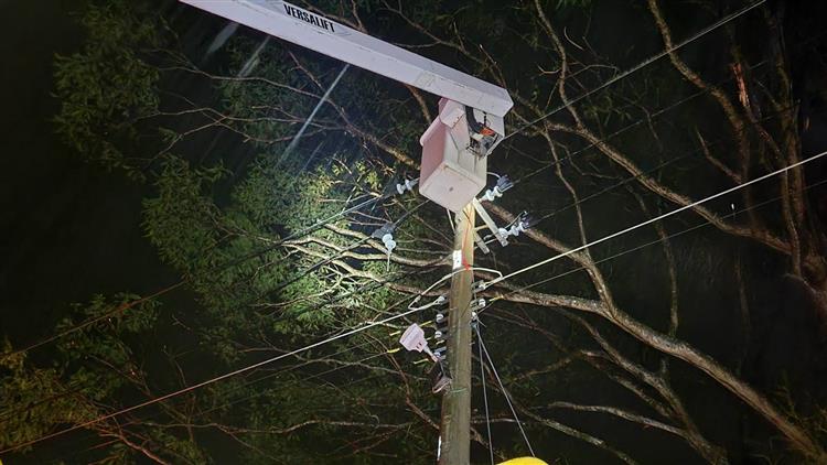 圖說：台電從全國各地區處再加派逾百名人力挺進台東復電第一線，只為了讓台東用戶災後能儘速復電，恢復正常生活。