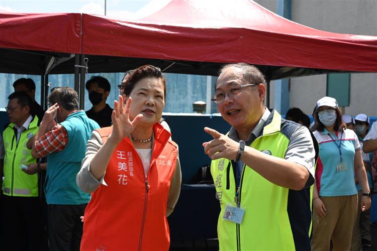 陳揆關心新竹水質 台水：啟動水質監控與備援水源計畫-台水總經理李丁來為經濟部長王美花講解關西淨水場-石門水庫聯通支管工程計畫
