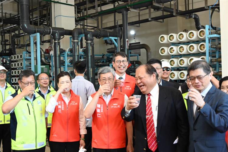 澎湖供水再升級 陳揆視察台水馬公第二海淡廠二期工程-陳揆與王部長試飲海淡水01