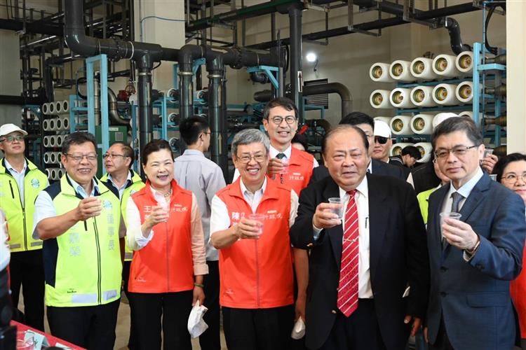 澎湖供水再升級 陳揆視察台水馬公第二海淡廠二期工程-陳揆與王部長試飲海淡水02