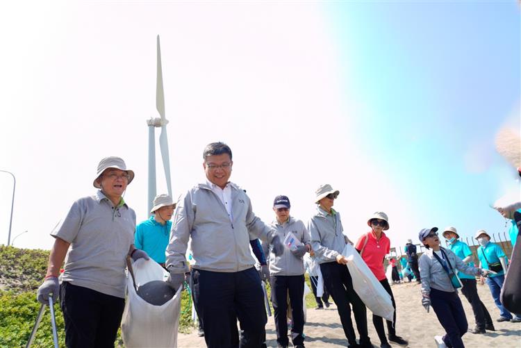 台電今日舉行2023年台電聯合淨灘活動，由代理董事長曾文生（前排右）帶領同仁投入淨灘。