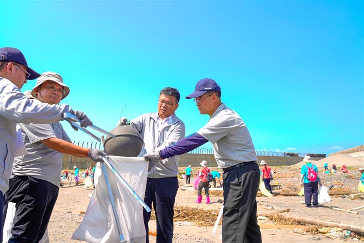 台電今日舉行2023年台電聯合淨灘活動，由代理董事長曾文生（右二）帶領同仁投入淨灘。