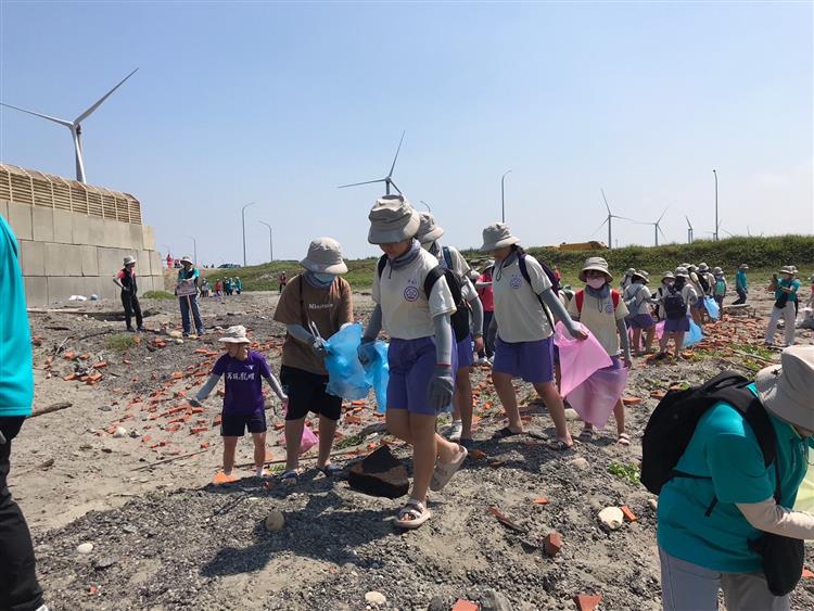 台電台中主場串聯周邊龍泉國小、龍津國小及龍津高中和環保志工隊等單位約340人，加上台電同仁共近600人一同參與，期望透過實際環保行動帶動環境教育。