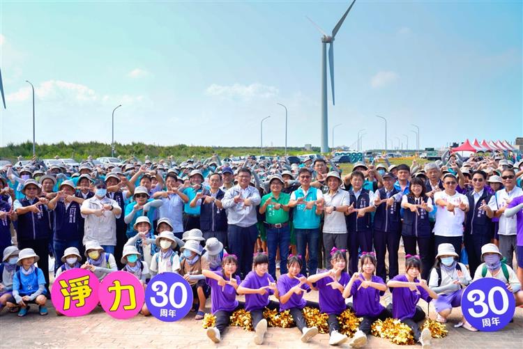 台電今日串聯全台電廠、區處等共26個單位與地方團體，超過6500人橫跨10縣市15處海岸一同聯合淨灘。