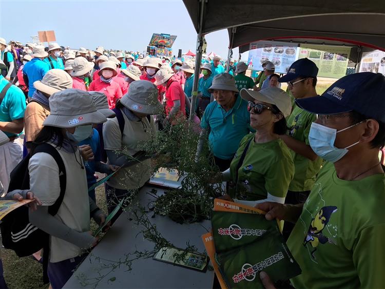 此次台電台中淨灘主場亦與推廣生態保育著名的台灣野鳥協會合作，在淨灘現場設立認識動植物的環境教育攤位。