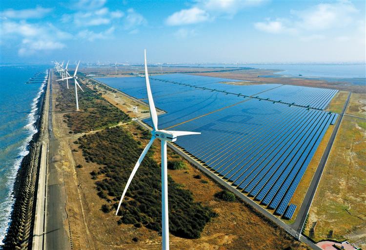 綠能成為擴大減煤的重要助力，包括近期風力發電屢創新高，結合太陽光電出力甚至一度高達800萬瓩以上。