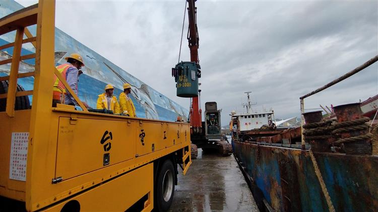 台電已請地方政府派船協助運輸支援搶修所需之重型車輛機具及材料，待機具抵達蘭嶼後，更可進一步擴大搶修量能。