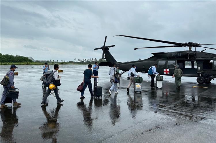 台電今上午增派20人搶修小組搭乘軍機抵達蘭嶼協助搶修。