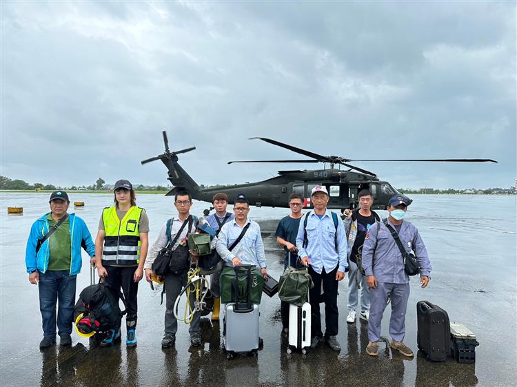 台電今上午增派20人搶修小組搭乘軍機抵達蘭嶼，全力投入搶修以盡早恢復供電。
