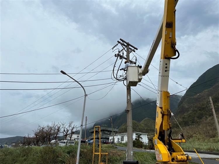 颱風前台電已增派人力進駐蘭嶼超前部署，今上午更增派搶修小組搭乘軍機抵達蘭嶼，進一步擴大搶修量能
