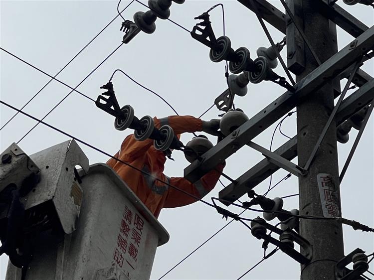 小犬颱風致彰雲嘉線路「鹽塵害」 搶修耗時加倍 台電調派增援近200人拚今日復電