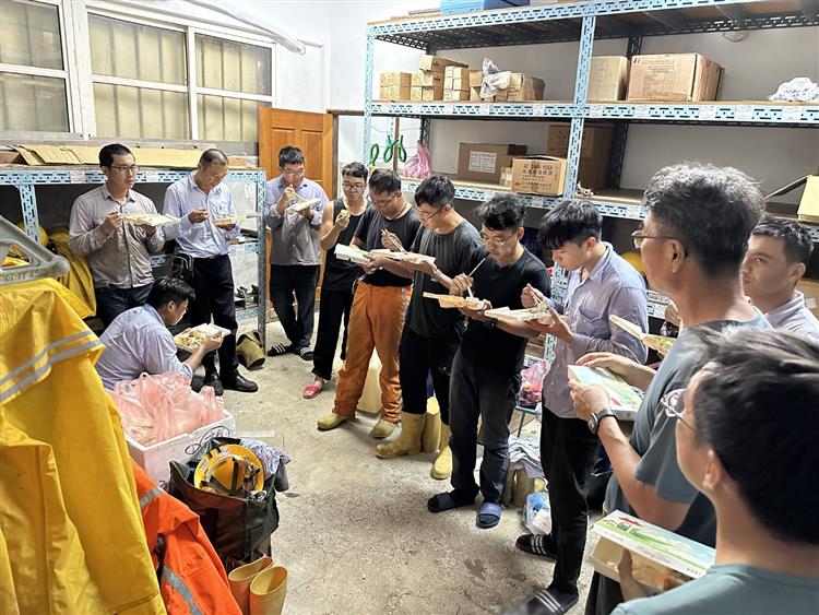 圖說：台電同仁把握搶修的片刻休息時間輪流用餐，力拚儘早復電。