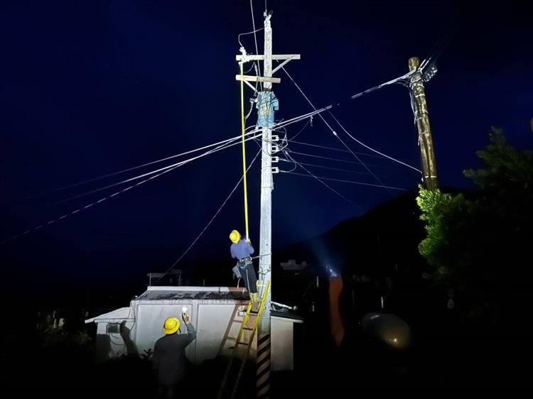 圖說：台電累計出動破萬人次搶修，今日晚間針對台東蘭嶼最後32戶停電戶送電成功，「最後一碼達陣」全數復電。