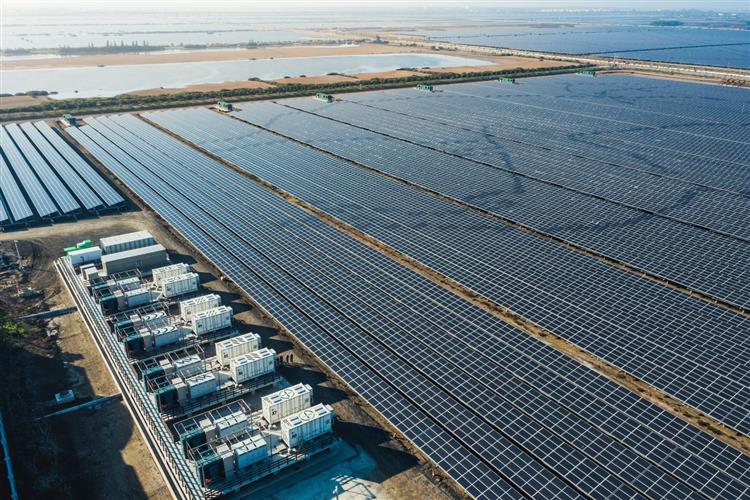 圖說：為提供國內企業多元綠電選擇，台電預計於年底前釋出來自南鹽光電及彰濱光電所發的綠電約5,000萬度。圖為台電台南鹽田光電場