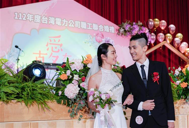 2023台電聯合婚禮今(14)日登場，許多新人攜手走過疫情後感情更加升溫，報名多達70對新人，較去年大增近20對。