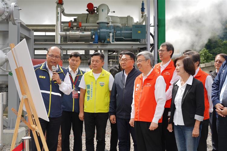 地熱發電雖前期開發風險較高，然其能量密度高，佔地面積小，可24小時穩定輸出電力，幾乎不受天候影響，且啟停反應快速，發電效率可達60%~70%等優勢。