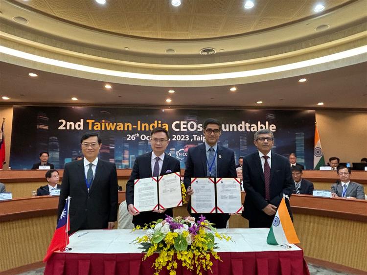 臺印度雙方次長在26日上午出席CEO圓桌論壇，見證企業領袖簽署聯合聲明，強化在電子製造、智慧解決方案領域的合作