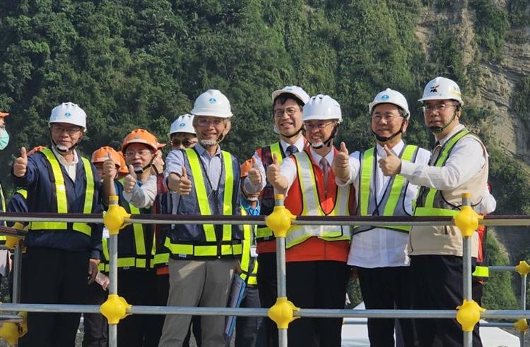 陳院長參與曾文水庫50週年慶及視察曾文南化聯通管工程計畫-賴署長現地解說曾文南化聯通管計畫-消能豎井-2