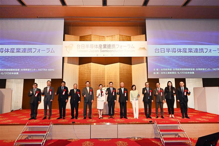 經濟部王部長出席臺日半導體產業合作論壇東京場大合照