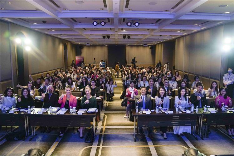 AWE科技女創印太高峰(AWE Indo Pacific Women in Tech Summit)與會者一同合影
