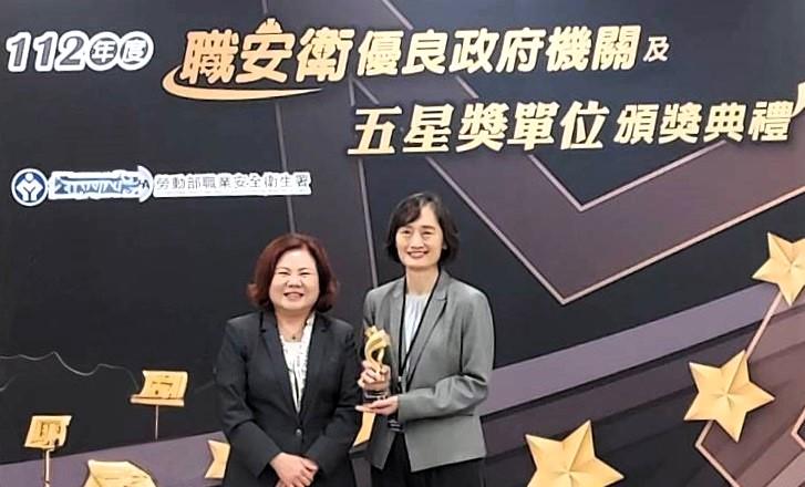 台糖柳營尖山埤渡假村獲頒勞動部職業安全衛生績優單位五星獎殊榮，休閒遊憩事業部執行長陳品靜(右)接受表揚。