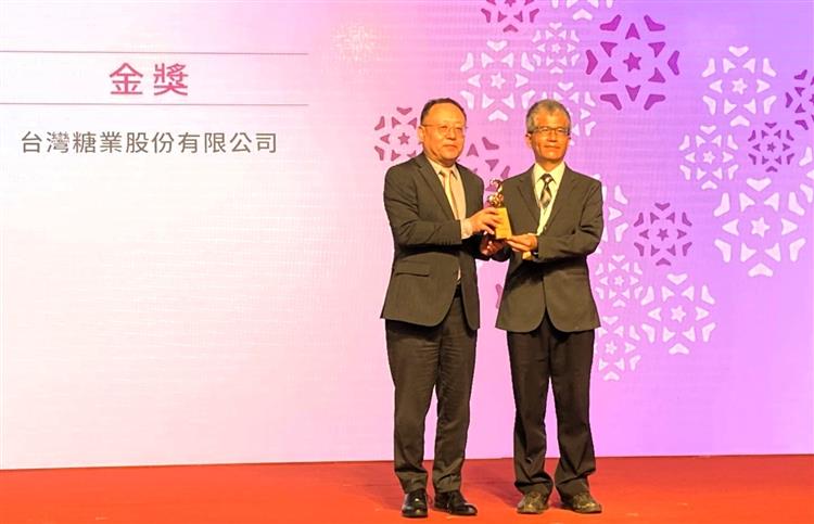 台糖公司文資保存工作榮獲文化部文馨獎「金獎」肯定，總經理陳立人(右)出席頒獎典禮，接受表揚。