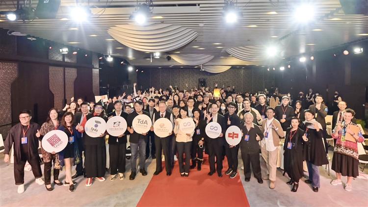 2023臺灣國際平面設計獎得獎人、評審代表、公協會代表與產業人士合影。
