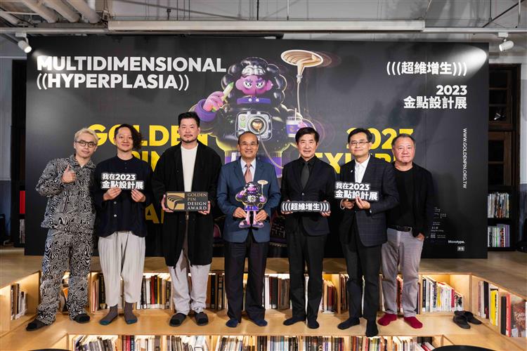 產業發展署連錦漳署長（中）、台灣設計研究院張基義院長（右3）、評審團代表W春池計畫主理人吳庭安（左3）、策展人游麲（左2），共同為今年金點展揭開序幕。