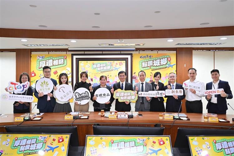 經濟部中小及新創企業署署長與OTOP城鄉厚禮業者及合作通路業者一同合影