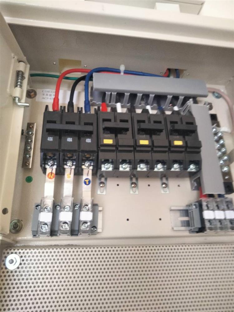 停電原因係高雄市楠梓區油廠國小機電人員保養校內電氣設備時，擅自操作台電開關箱且未將箱門關妥。