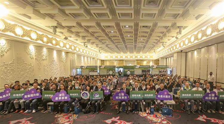 園管局推動跨域創新轉型 海外拓銷商機逾118萬美金(科技產業園區跨域創生暨低碳轉型成果分享交流會大合影)
