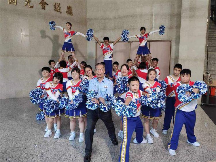 台灣中油培育慢飛天使及推動愛心加油站 榮獲ACES獎之亞洲最佳社區關懷公司獎 並獲頒最高榮譽之黑色獎盃