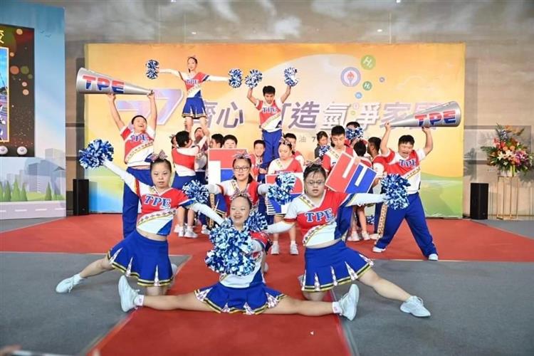 台灣中油培育慢飛天使及推動愛心加油站  榮獲ACES獎之亞洲最佳社區關懷公司獎 並獲頒最高榮譽之黑色獎盃