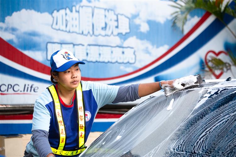 台灣中油培育慢飛天使及推動愛心加油站 榮獲ACES獎之亞洲最佳社區關懷公司獎  並獲頒最高榮譽之黑色獎盃