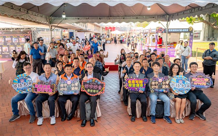 楊志清主任秘書與熱情參與者歡聚一堂，攜手展望傳統市場的繁榮未來。共同奮鬥，共創經濟輝煌。