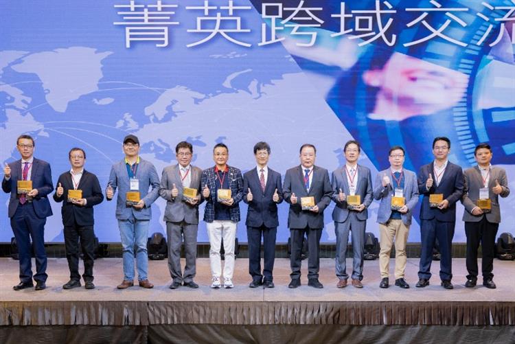 經濟部中小及新創企業署陳秘順副署長（中）頒獎及與標竿企業合影