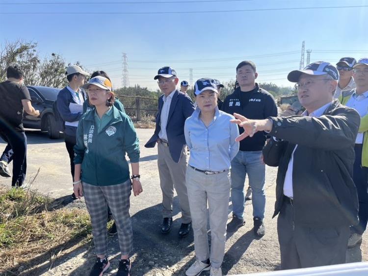 經濟部長赴台中視察「龍井區忠和中排臨港路下游右岸護岸改善應急工程」 (2)