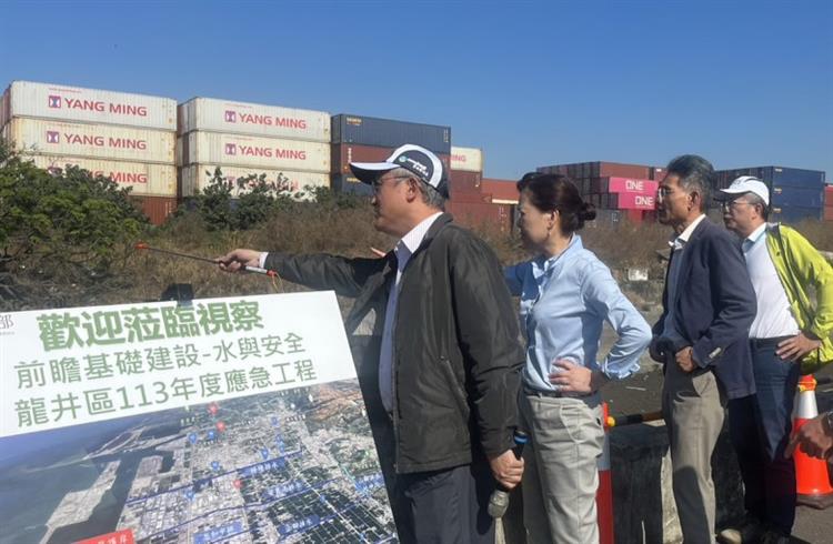 視察「龍井區忠和中排臨港路下游右岸護岸改善應急工程」照片 (6)