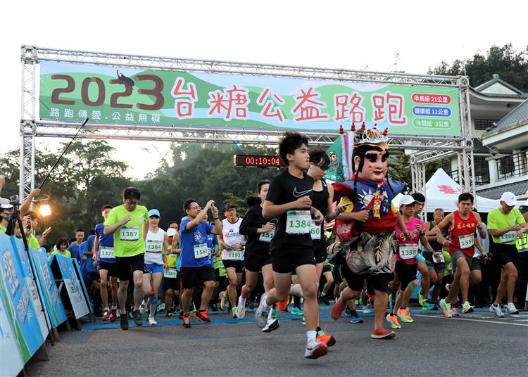 2023台糖公益路跑今(16)日於柳營尖山埤渡假村登場，上千名跑者用雙腳助公益無礙。