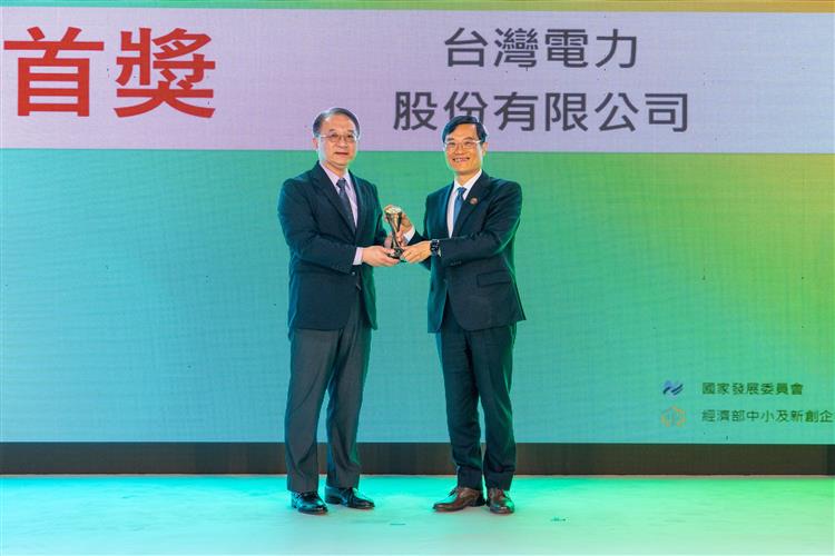 圖說：台電獲頒經濟部Buying Power首獎肯定，台電由副總經理蔡志孟（圖左）代表接受經濟部次長陳正祺（圖右）頒獎。