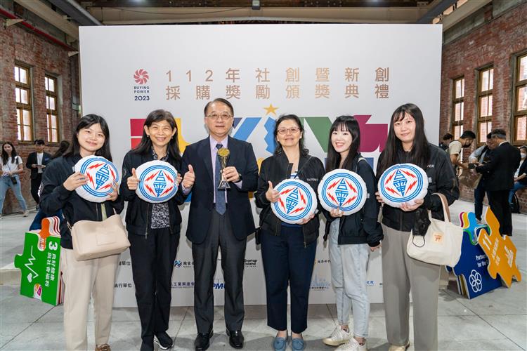圖說：台電今年與社福組織合作，採購寶特瓶回收再生製成的環保紗線編織襪，獲採購獎首獎。圖為台電副總經理蔡志孟(左3)與推動採購計畫實行的秘書處工作團隊。