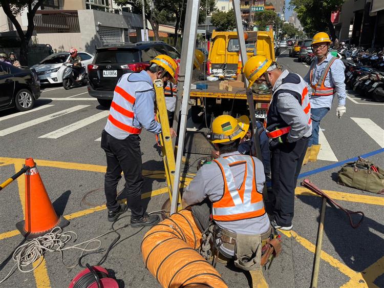 事故發生後台電立即派員搶修，其中板橋區事故饋線因屬非自動化饋線，只能調派人員至現場操作線路開關，才能隔離故障點，因此復電耗時較長。