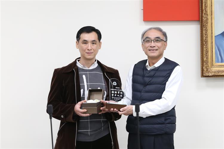 園管局臺中分局消防員闕海龍(左)榮獲經濟部112年度廉潔楷模，園管局局長楊伯耕(右)於今日表揚