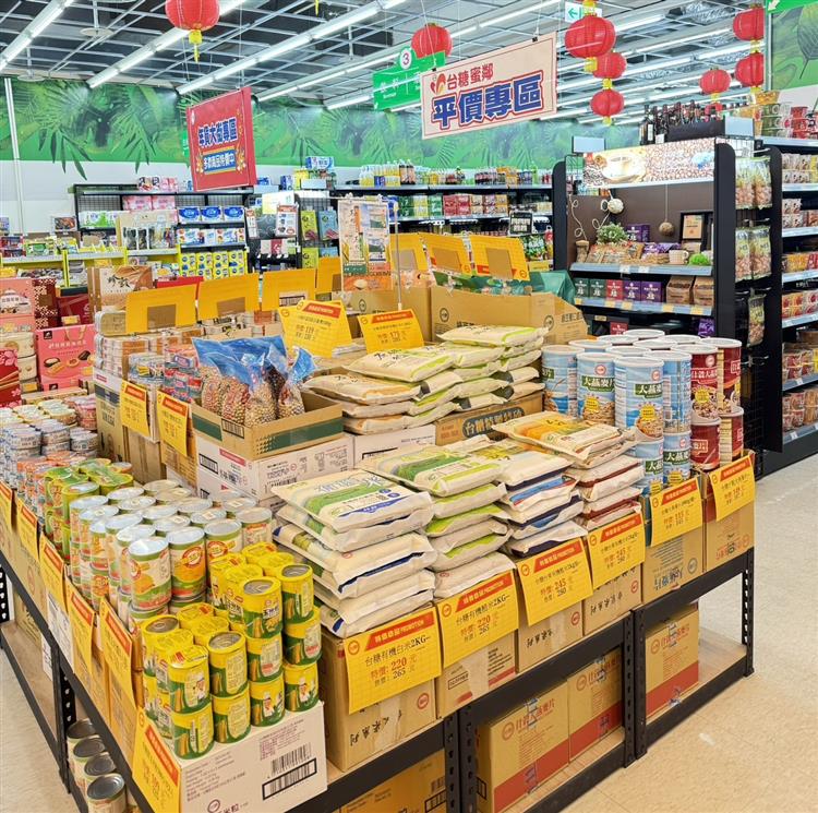蜜鄰超市同步設置平價商品專區，優惠至今年2月底，陪伴民眾過好年